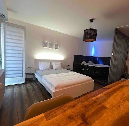 Grand Avec Jacuzzi Apartamento *